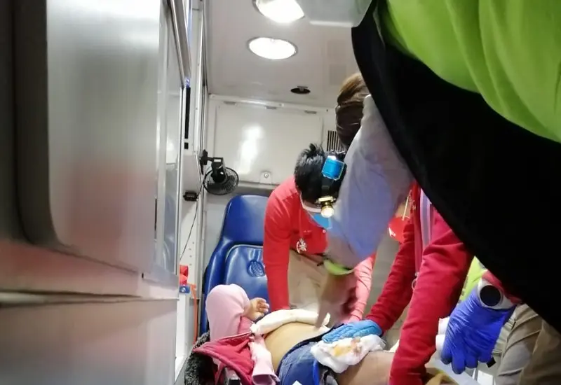Mujer apuñalada es auxiliada por paramédicos