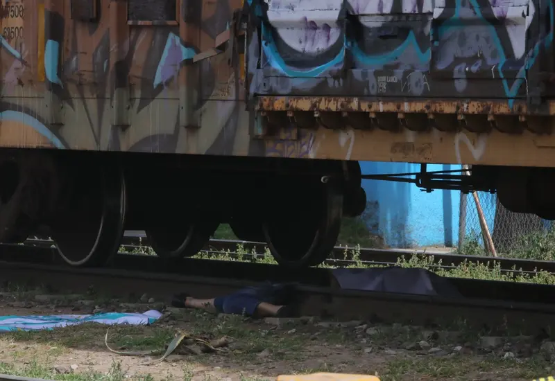 Cuerpo de la mujer de la tercera edad arrollada por tren