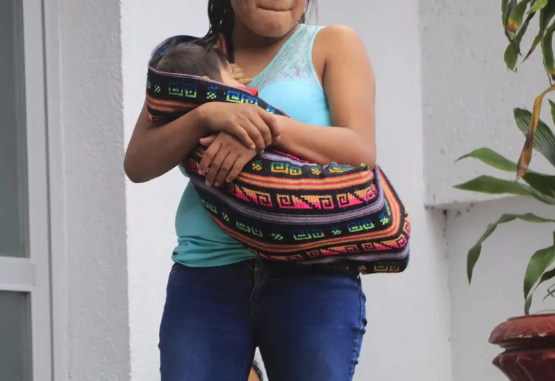 mujer con bebé 
