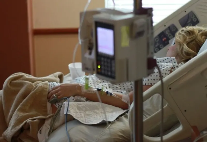 Mujer en hospital