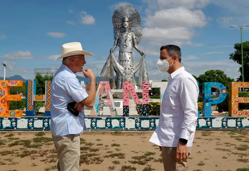Alejandro Murat y Ken Salazar platicando.