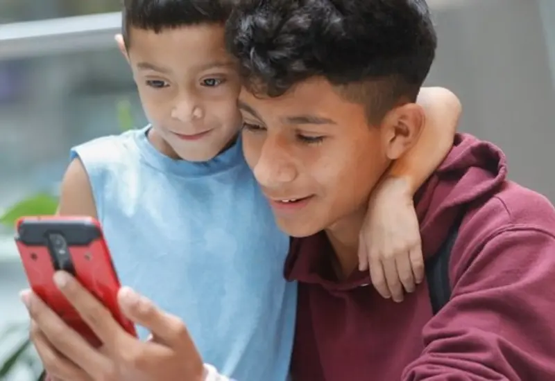 niños con celular 