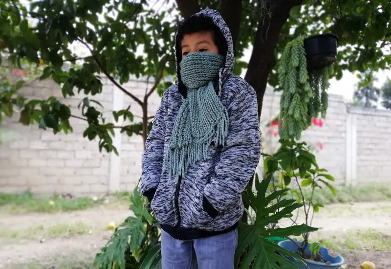 Niño con bufanda