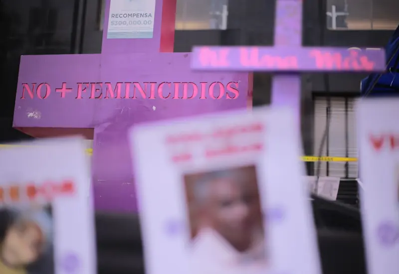 Cruz morada y rosa contra feminicidios