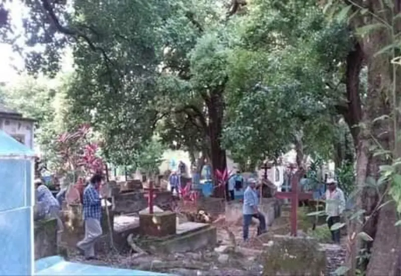 Gente en panteones