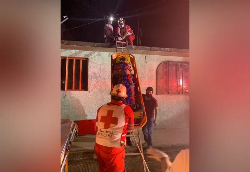 Paramédicos atienden a degollado.