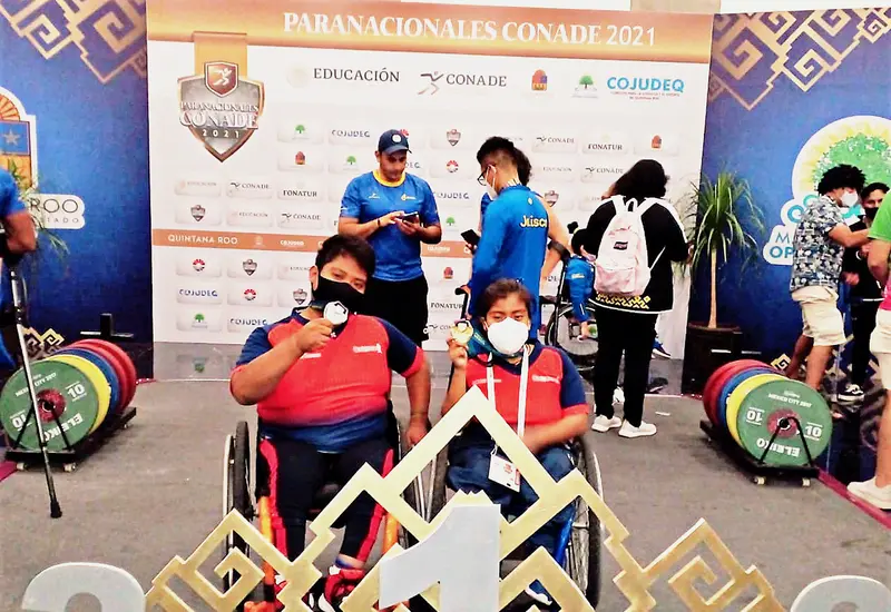 Atletas recibiendo medalla
