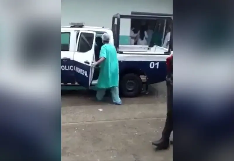 Mujer bajando de patrulla en Veracruz