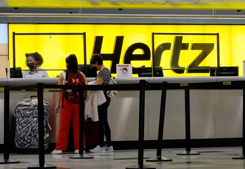 Personas en aeropuerto de EE. UU.