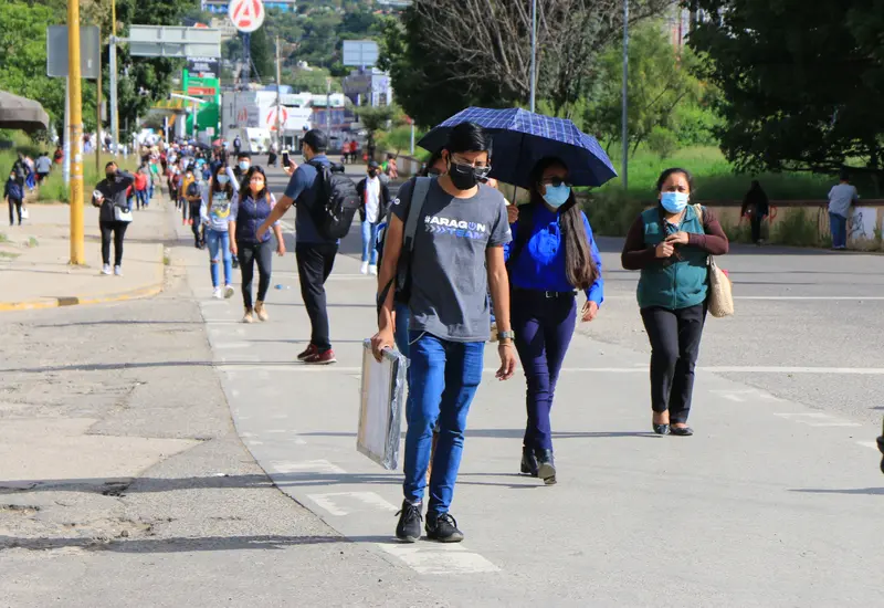 Personas caminando 