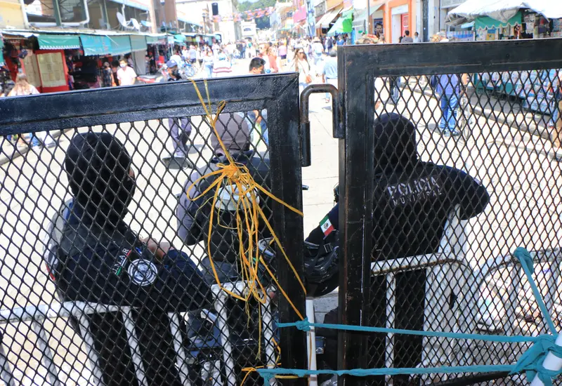 Policías delante de valla