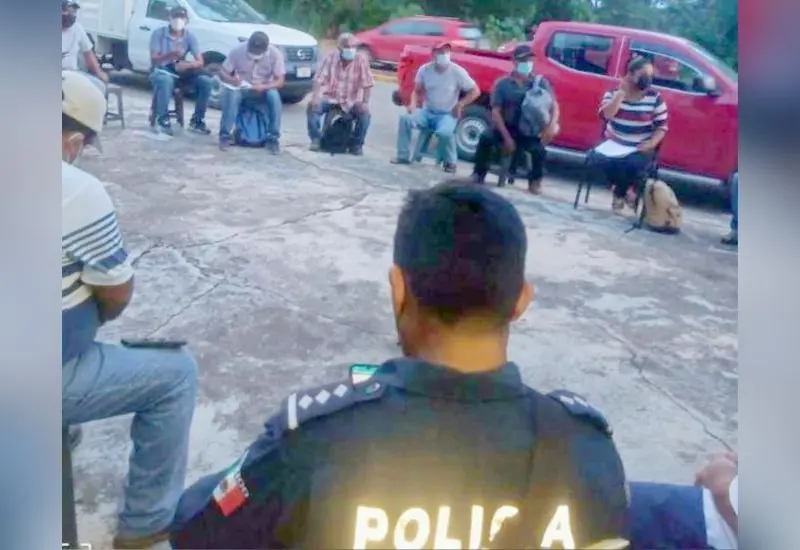 Policías retenidos en Jocotepec.