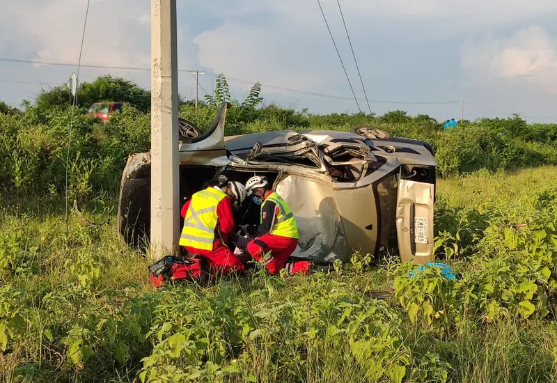 Bomberos atendiendo emergencia