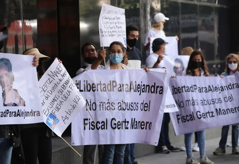 Personas protestando con mantas