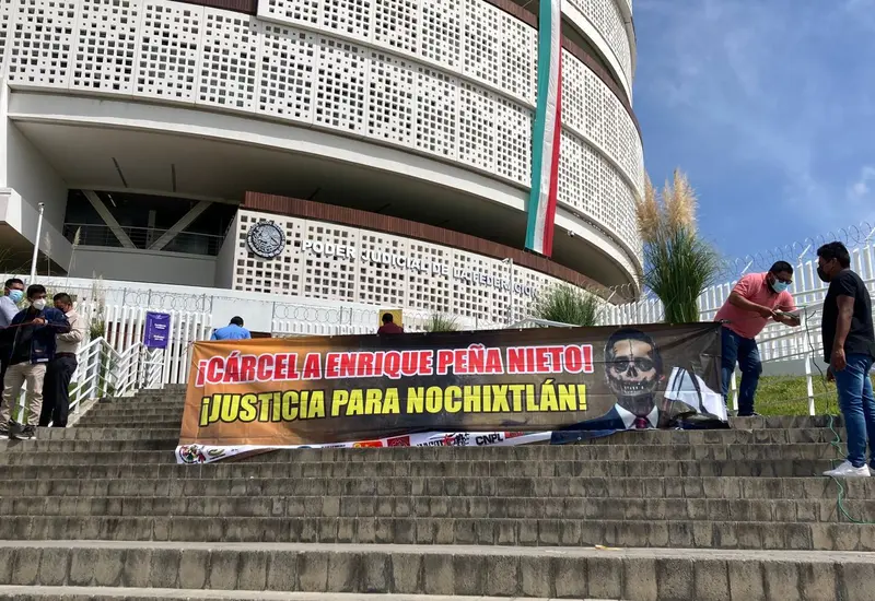 Personas con lona piden justicia por caso Nochixtlán
