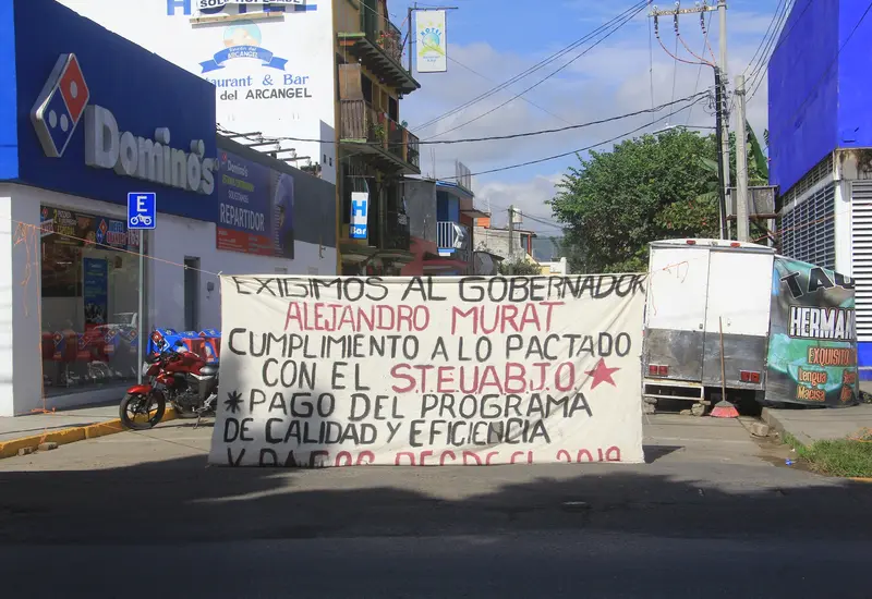Manta con demandas de disidentes del STEUABJO