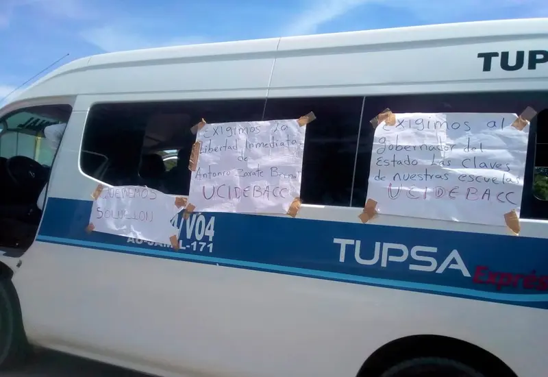 Suburban con carteles