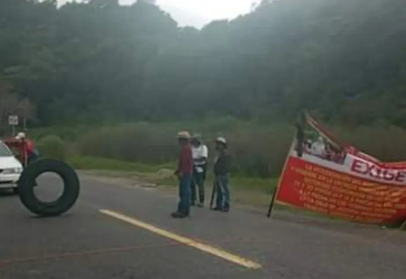 Gente protestando en carretera