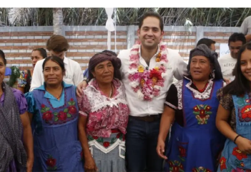 Raúl Bolaños y mujeres oaxaqueñas