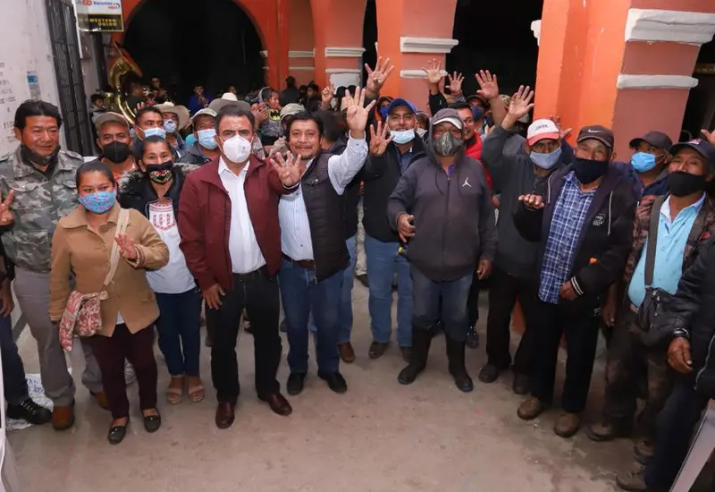 Armando Contreras y militantes.