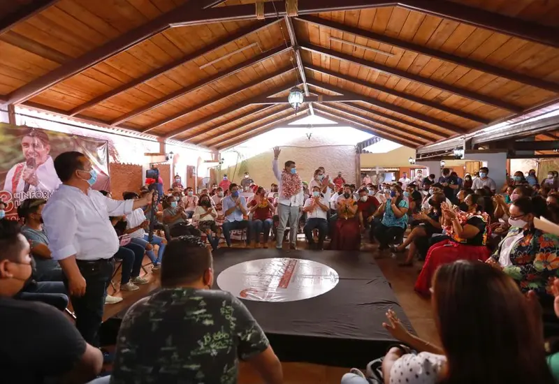 Salomón Jara rodeado de personas
