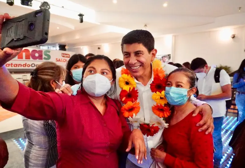 Salomón jara tomándose foto con militantes