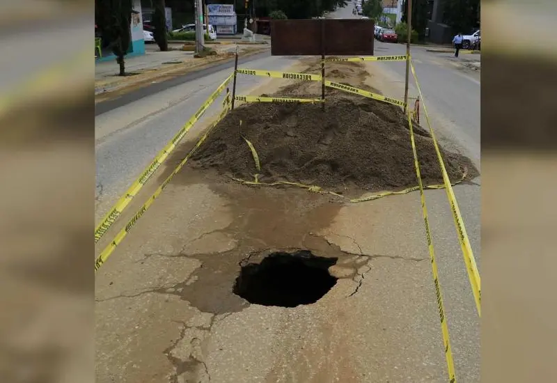 Socavón en calles de Oaxaca