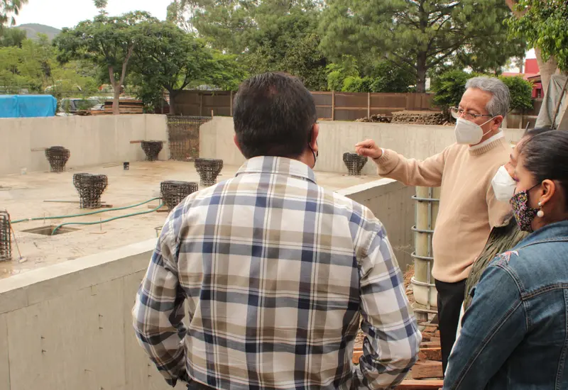 Magistrado supervisando obras del PJE