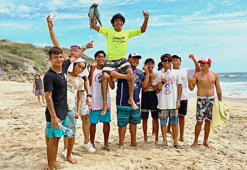 Surfistas oaxaqueños.