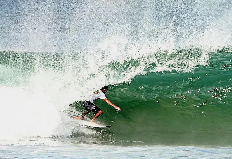 Surfista en el mar