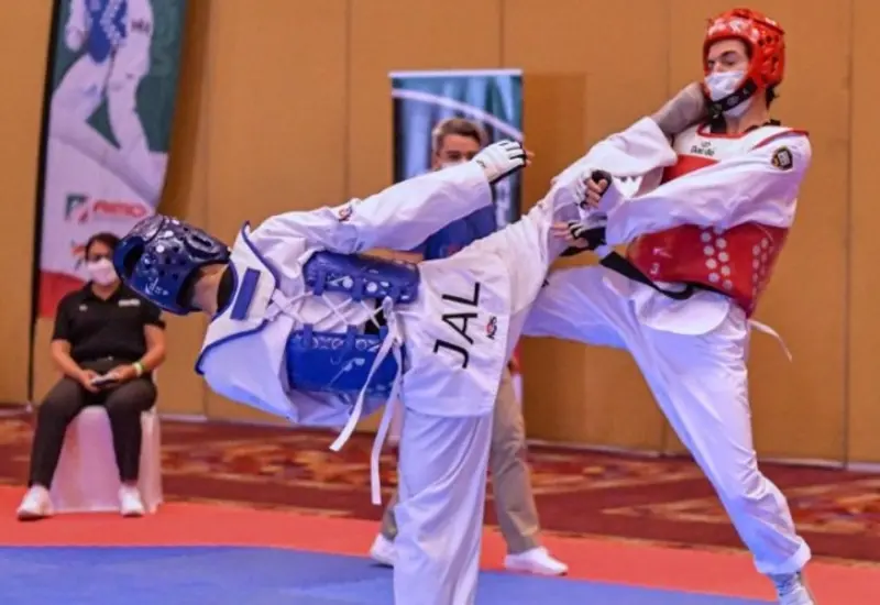Taekwondoines luchando