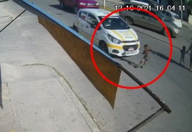 El menor de tres años caminaba agarrado de su madre y sus hermanos, pero suelta a la mujer, se adelanta en la calle y es cuando sobreviene el mortal accidente. 