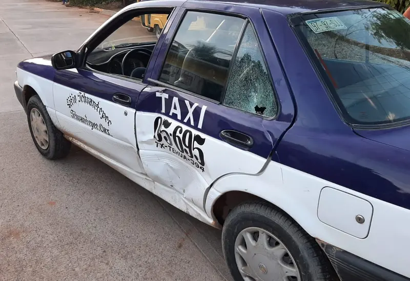 Taxi impactado por el motociclista