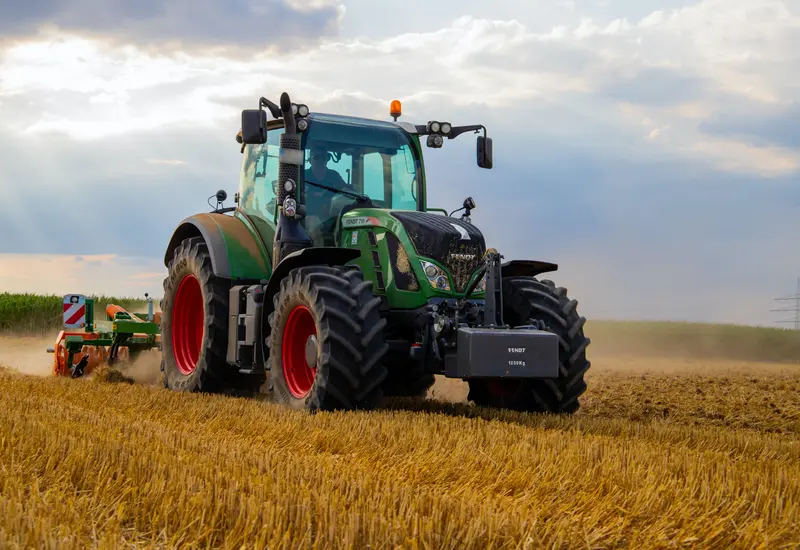 Tractor avanzando por el campo
