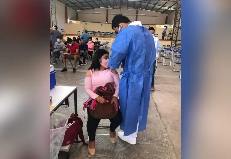 Enfermero vacunando a mujer