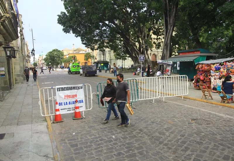 Vallas sobre calle del centro histórico
