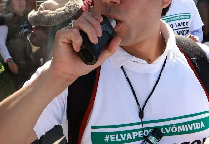 Lo que se "fuma" son sustancias químicas con aroma a tabaco. Foto: Agencia Reforma