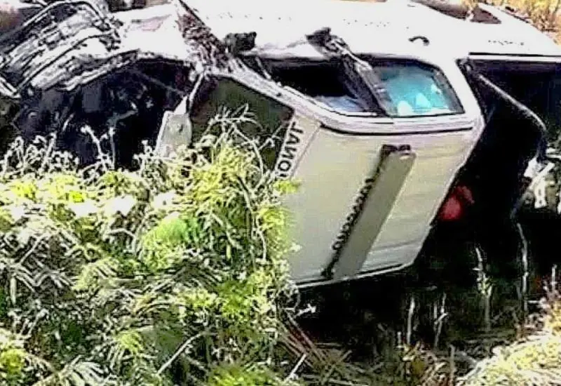 La camioneta de los guardias, volcada