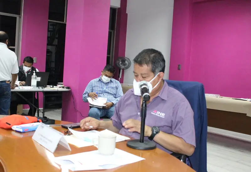 Román Santiago Mendoza hablando en micrófono