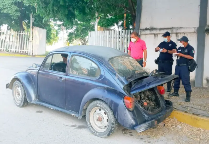Policía auxilia a conductor de vocho