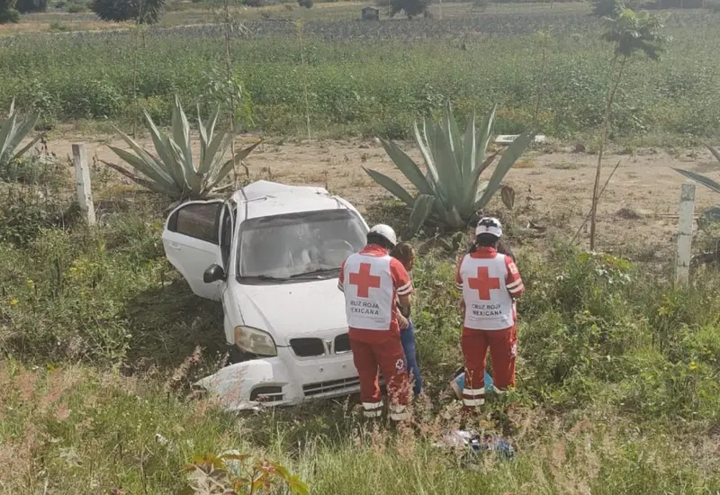Auto volcado en carretera