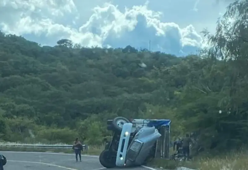 Torton volcado en carretera