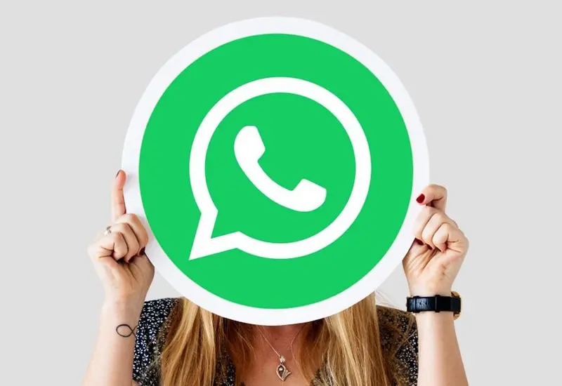 Logo de WhatsApp sobre cara de mujer