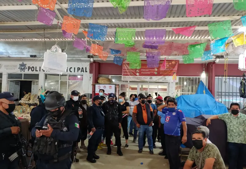 policias administración mercado de abasto 