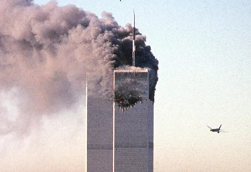  El derrumbe de las Torres Gemelas, escombros en el Pentágono y la caída de un avión en un campo de Pensilvania, marcaron la historia de EU.