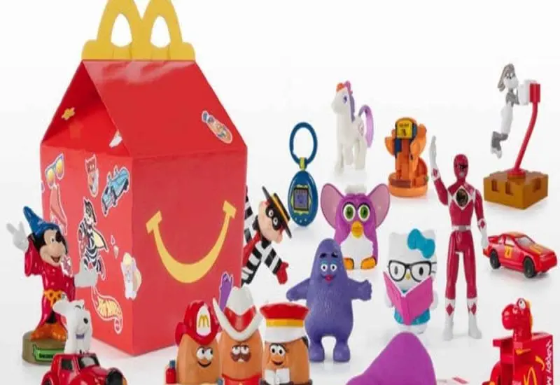 McDonald's espera reducirá en un 90% el uso de plásticos en sus cajitas felices en comparación con 2018.