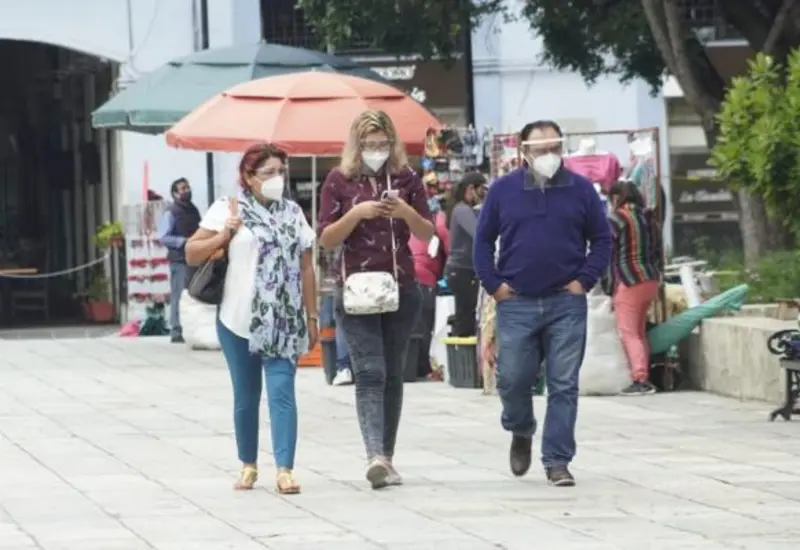 Personas con cubrebocas en el centro de Oaxaca