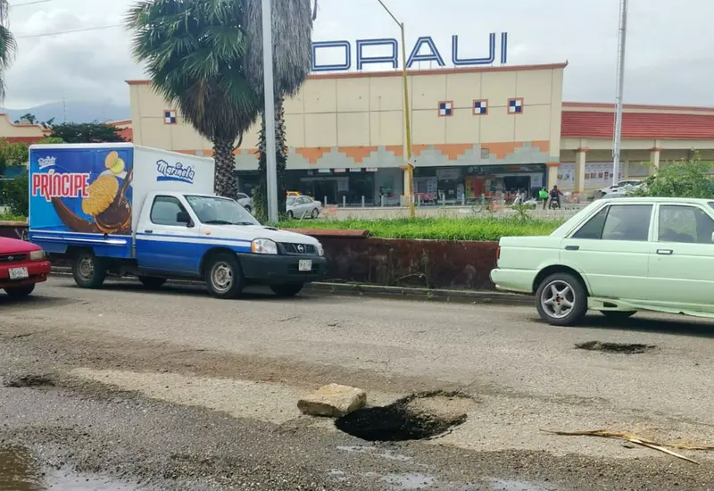  Los baches se han convertido en algo "común" en la capital oaxaqueña.