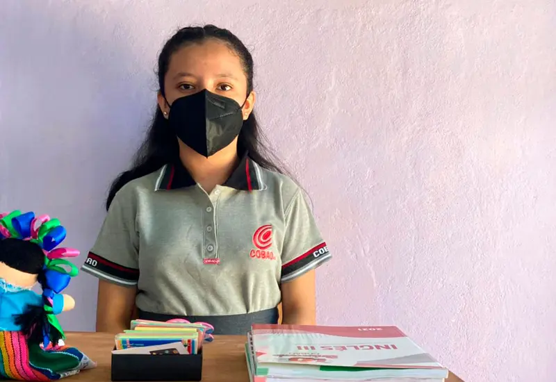 La alumna Alondra Yaravit Sánchez Martínez utilizó materiales reciclados con temas de Física. (Cortesía)
