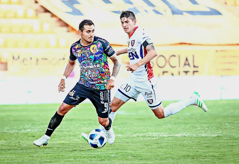 Jugador de Alebrijes en el campo